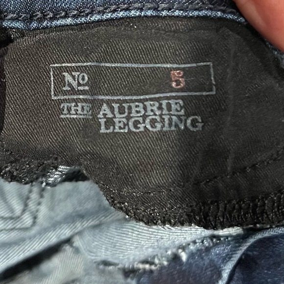 4 pairs of little girls size 5 skinny jeggings. All in near perfect condition. - Picture 13 of 14